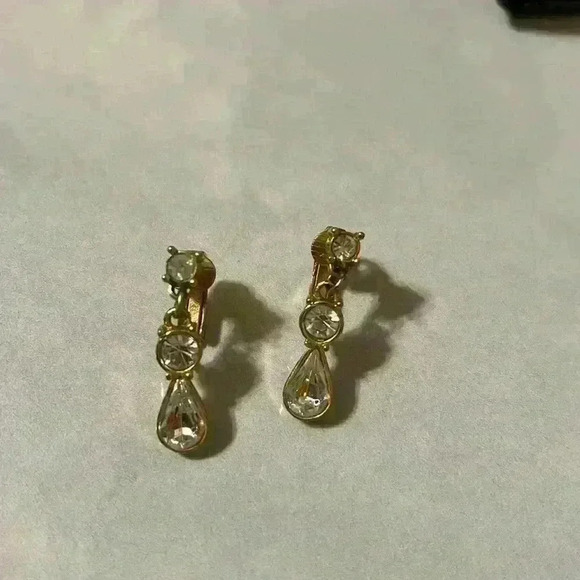 Vintage Avon Goldtone Rialto Clip On Earrings. No Box. Dangling Crystals NWOT - Picture 2 of 3